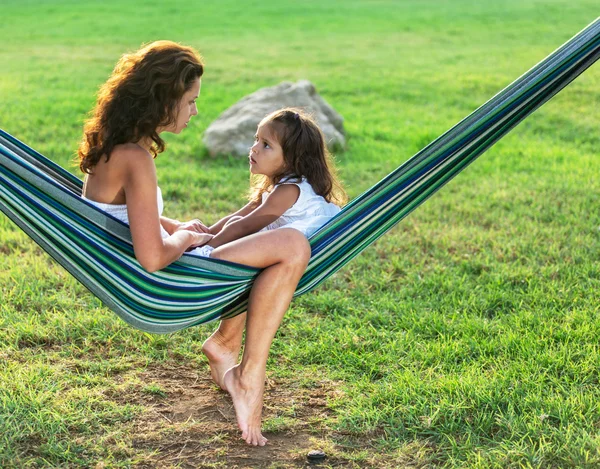 Mãe e filha estão descansando no campo . — Fotografia de Stock