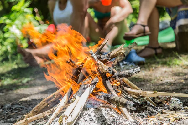 Lagerfeuer im Wald. frohe Feiertage. — Stockfoto