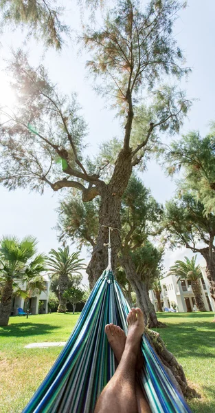 Relajarse en la hamaca. Día de verano . — Foto de Stock