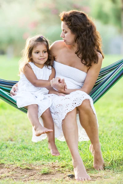 Mutter und Tochter ruhen auf dem Land. — Stockfoto