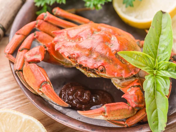 Limon ve otlar pişmiş Yengeç.