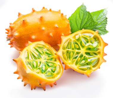 Kiwano meyve beyaz zemin üzerine.