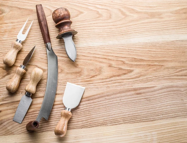 Kaas messen op de houten achtergrond. — Stockfoto