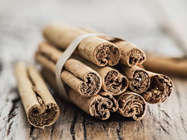 Palitos de canela en la mesa de madera . —  Fotos de Stock