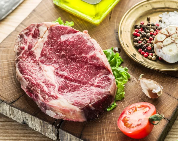 Bistecca Ribeye con spezie sul vecchio vassoio di legno . — Foto Stock