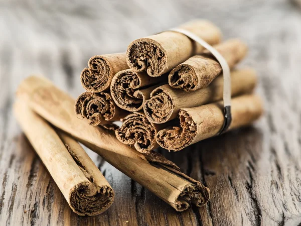 Palitos de canela en la mesa de madera . —  Fotos de Stock