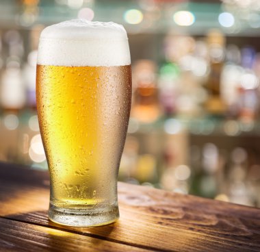 Cam cam bar tezgahında hafif bira.