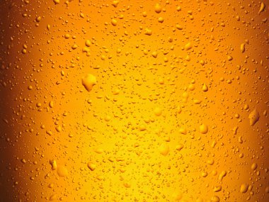 Su bardak bira üzerinde bırakır. Yakın çekim.