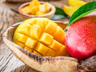 Mango meyve ve ahşap masa mango küpleri.