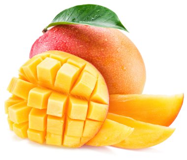 Su damlaları ile mango meyve. Beyaz bir arka plan üzerinde izole.