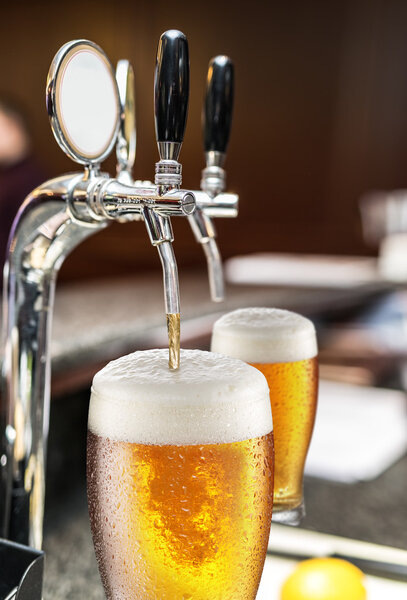 Процесс наливания пива в стакан
.