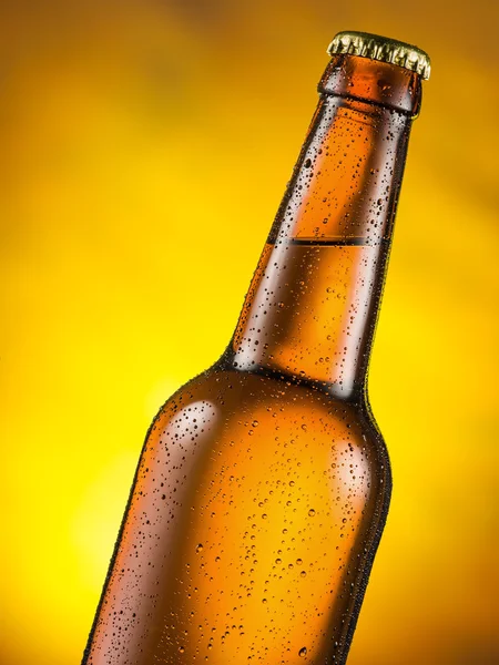Холодная бутылка пива с конденсированной влагой . — стоковое фото