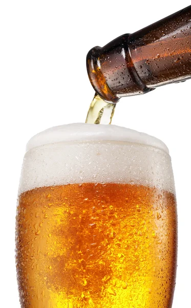 Процесс наливания пива в стакан . — стоковое фото