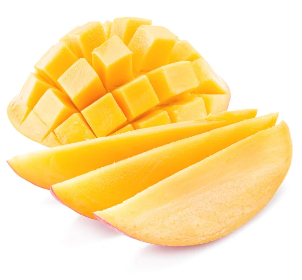 Mango kubussen en segmenten. Geïsoleerd op een witte achtergrond. — Stockfoto