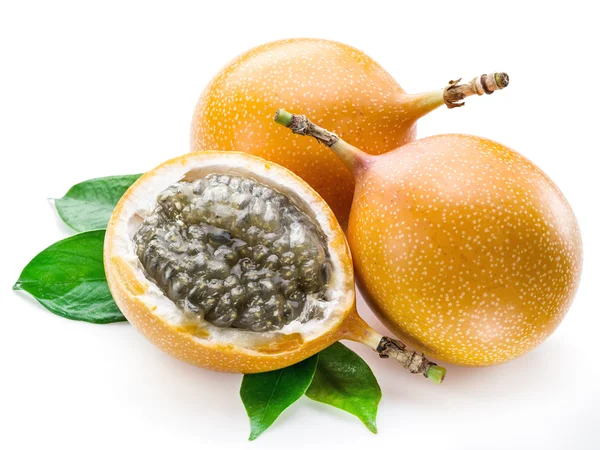 Buah granadilla di latar belakang putih . — Stok Foto