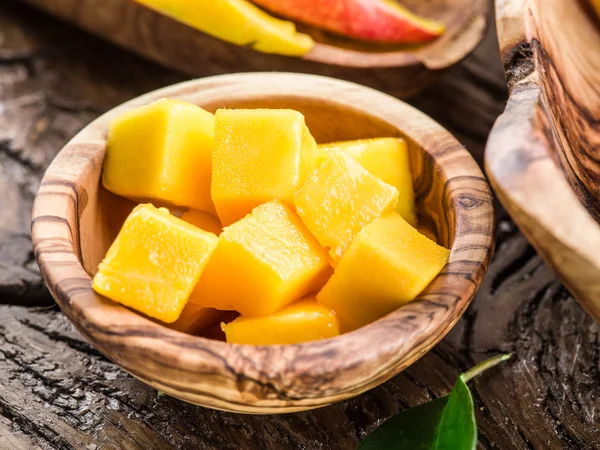 Kawałki owoców mango w drewniane miski. — Zdjęcie stockowe