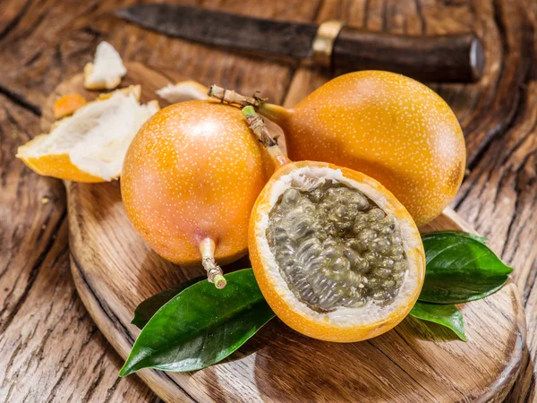 Granadilla gyümölcsöt a fa tábla. — Stock Fotó