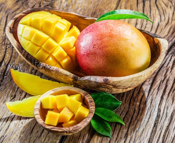 Mango meyve ve ahşap masa mango küpleri. — Stok fotoğraf