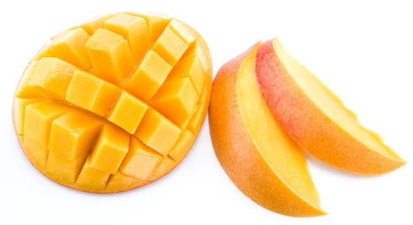 Cubi di mango. Isolato su sfondo bianco . — Foto Stock