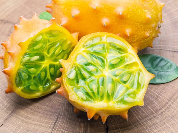 Kiwano frutti sul tavolo di legno . — Foto Stock