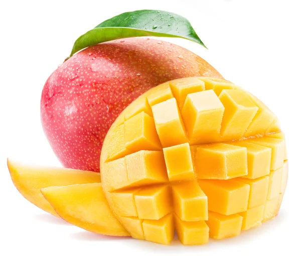 Mango vruchten met waterdruppels. Geïsoleerd op een witte achtergrond. — Stockfoto