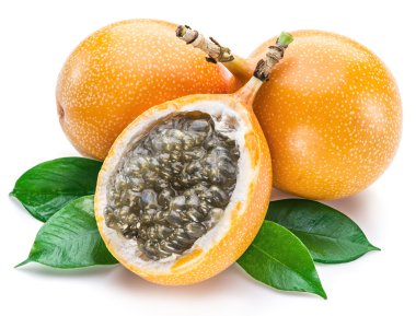 Beyaz arka plan üzerinde granadilla meyve.