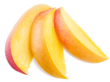 Mango dilimleri. Beyaz bir arka plan üzerinde izole.
