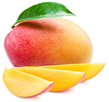 Mango meyvesi ve mango dilimleri. Beyaz bir arkaplanda izole edilmiş.