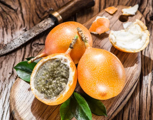 Buah granadilla di atas meja kayu . — Stok Foto