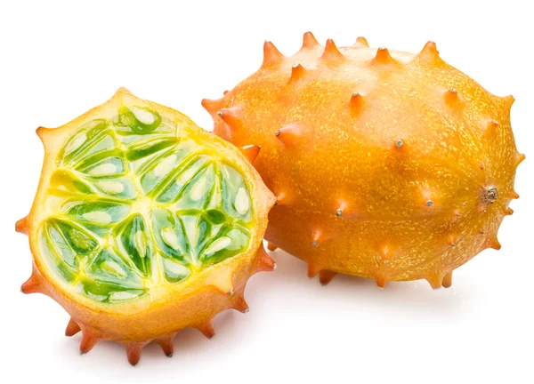 Kiwano frukter på den vita bakgrunden. — Stockfoto