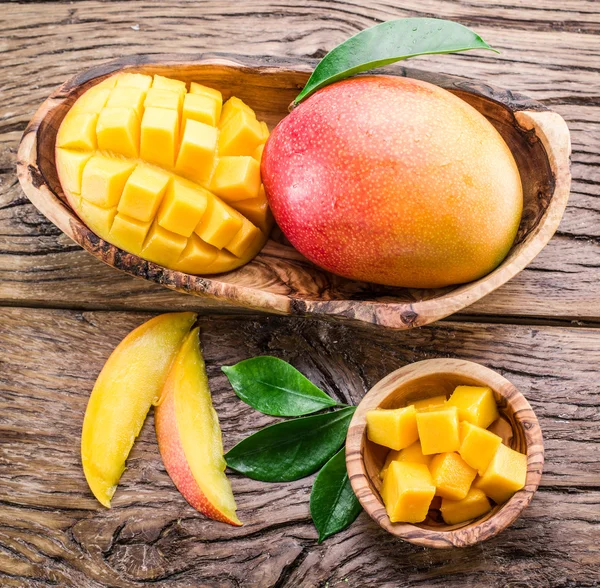 Mango frutta e mango cubetti sul tavolo di legno . — Foto Stock