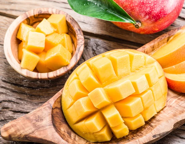 Mango meyve ve ahşap masa mango küpleri. — Stok fotoğraf