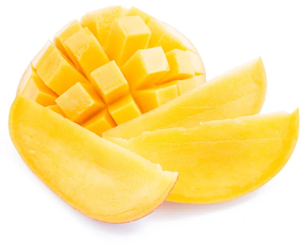 Cubi e fette di mango. Isolato su sfondo bianco . — Foto Stock