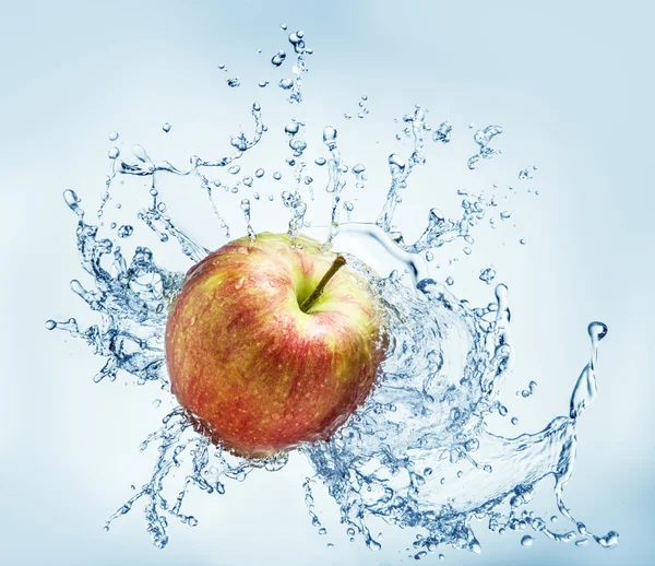 Apple vruchten omgeven met water splash. — Stockfoto