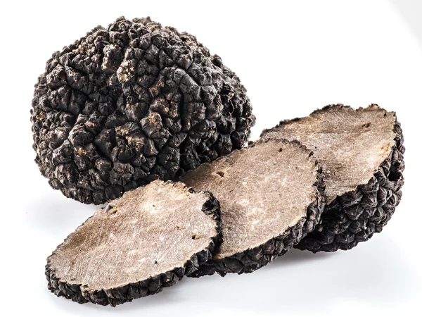 Trufas negras aisladas sobre fondo blanco. — Foto de Stock