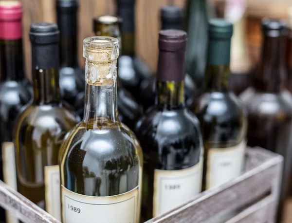 Garrafas de vinho em uma caixa de madeira  . — Fotografia de Stock