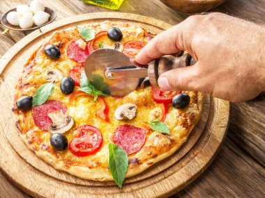 Mantar, salam ve domates pizza.