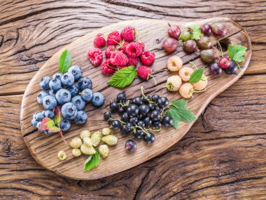 Eski ahşap tahta üzerinde olgun çilek.