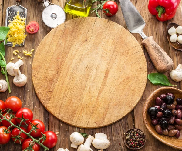 Pizza salami, champignons en tomaten. — Stockfoto