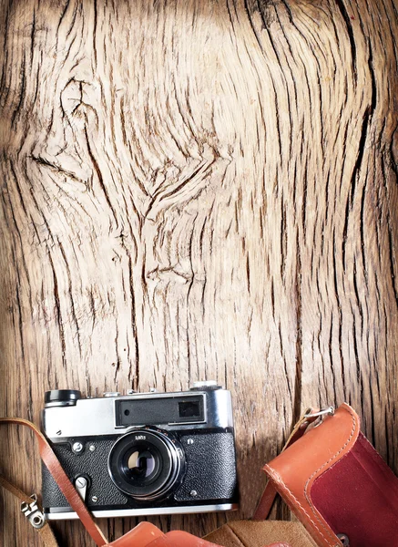 Alte Entfernungsmesser-Kamera auf dem alten Holztisch. — Stockfoto