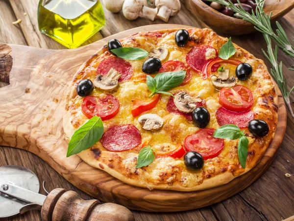 Pizza salami, champignons en tomaten. — Stockfoto