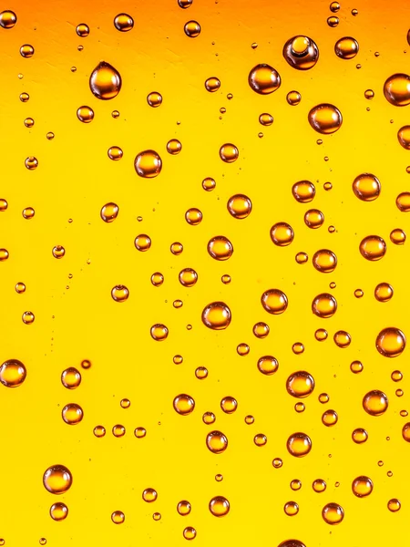 L'eau tombe sur un verre de bière. Gros plan . — Photo