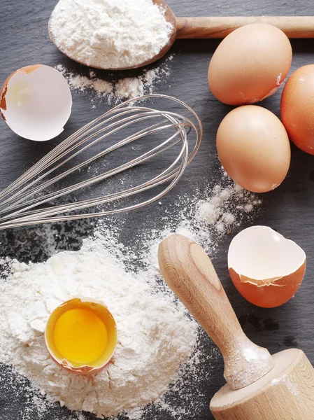 Degen beredning. Bakning ingredienser: ägg och mjöl. — Stockfoto