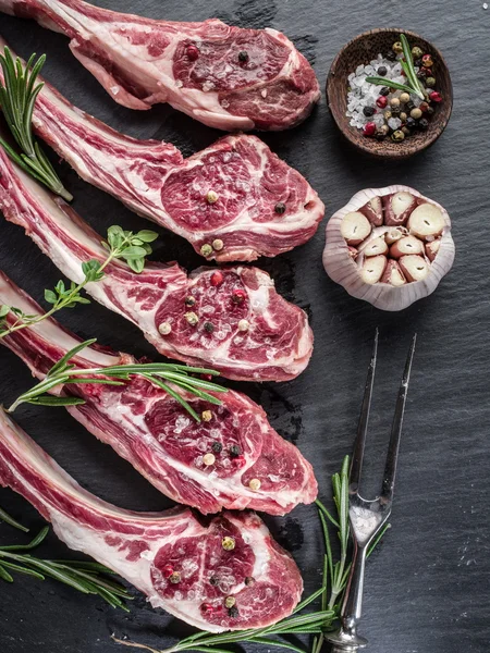 Chuletas de cordero crudas con ajo y hierbas . —  Fotos de Stock