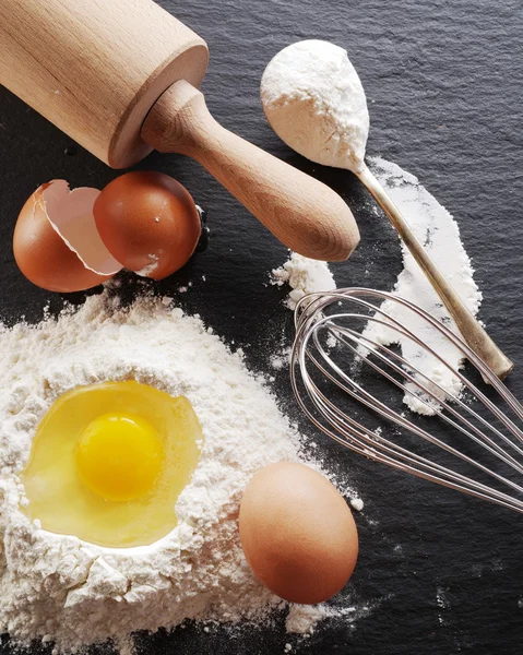 Teigzubereitung. Backzutaten: Ei und Mehl. — Stockfoto