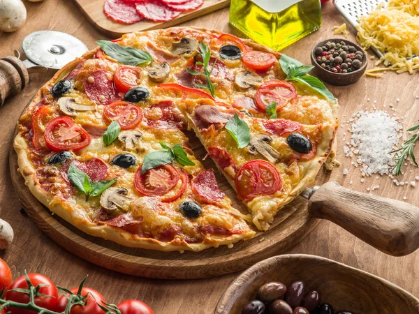 Pizza mit Pilzen, Salami und Tomaten. — Stockfoto