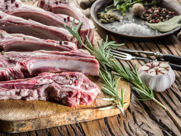 Chuletas de cordero crudas con ajo y hierbas . —  Fotos de Stock