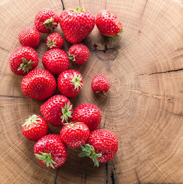 Erdbeeren auf dem alten Holzbrett. — Stockfoto