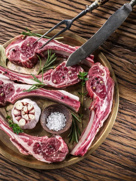 Chuletas de cordero crudas con ajo y hierbas . —  Fotos de Stock