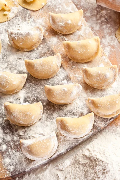 Vareniki (bolinhos de massa) com batatas e cebola . — Fotografia de Stock